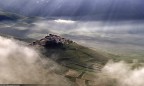 L'alba costituisce senza dubbio uno dei momenti pi incantevoli ed emozionanti per fotografare Castelluccio di Norcia. In quei pochi attimi  possibile assistere difatti ad uno degli scenari pi suggestivi del Parco Nazionale dei Monti Sibillini, immersi in un'atmosfera di ombre, luci, linee e forme che rendono magico questo luogo agli occhi di chi l'osserva.