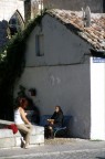 Fotografia scattata a Burgos, uscito dal parco mi sono ritrovato davanti a queste due donne di generazioni differenti impegnate in una tranquilla chiacchierata, ci si contrappone la casa piuttosto datata del centro storico con lormai immancabile segno della tecnologia ovvero la parabola satellitare sul teto.

Dati di scatto:
Fotocamera		Nikon F50
Zoom Nikon 		28-105mm
Lunghezza focale	80mm
Diaframma		f6,7
Tempi			1/125
Diapositiva		Fuji Velvia 100F
Scanner		Epson Perfection 2580 Photo