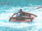 Una gara in piscina con il canotto - divertente