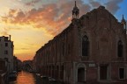 Venezia. Campo de l'Abazia 02/06/2011 h. 20:28
Nikon d90, 18-105mm, 18mm, f/11, 1/60, iso 200, mano libera