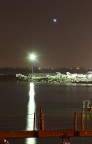 L'altra notte (erano circa l'una), mi trovavo sul lungomare di casalabate con la mia reflex, l'ho piazzata sul cavalletto e ho inziato a fare delle foto.
Dopo alcuni scatti mi sono accorto che una strana luce compariva sui fotogrammi in diverse posizioni del cielo.
Sono rimasto basito, mi farebbe piacere se qualcuno ha visto il mio stesso fenomeno e/o ha delle spiegazioni da dare.
Mai come in questo caso i vostri commenti e le vostre critiche sarano ben accetti.
