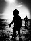 Un mini reportage di una giornata in spiaggia, fotografando in controluce pieno nel pomeriggio le figure pi interessanti fino al tramonto, quando resta solo qualche pescatore. realizzate con una compatta resa molto discreta, non notata.