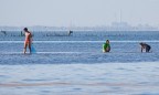 Scattata perch surreale, mentre passavo in barca nella laguna di fronte a Pellestrina. 250mm, ISO100, f/7.1, 1/400 (bella giornata luminosa). 
Commenti graditi, grazie.