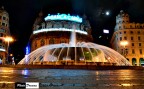 Passeggiando di notte per il centro....
fontana e atmosfera che mi piacevano
luna sullo sfondo 
e c'ho provato!