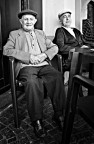 Sovente perlustrando piccoli paesi delle Langhe ho trovato personaggi eccezionali che mi sono rimasti nella mente e ogni tanto saltano fuori in ricordo dei loro gesti,racconti,sguardi,espressioni o semplicemente immortalati in un file poi archiviato.Quanti non sono riuscito a fotografare per svariati motivi,sono tutti comunque archiviati nella mia mente e nel mio cuore.