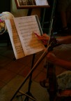 una musicista apporta delle correzioni sullo spartito durante una manifestazione musicale nelle stanze del maniero di S.Severina
