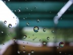 La Fuji S100fs appoggiata alla finestra bagnata da gocce di pioggia.