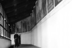 un frate contempla gli affreschi raffiguranti la vita di San Francesco