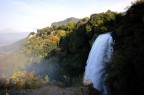 Ho trovato molta difficolt a fotografare la cascata a causa delle particelle d'acqua che creano nubi diffuse.

Sigma 10-20 1/200 sec. f/8 ISO 400