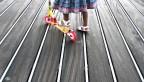 bambina con il monopattino