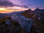 Uno scatto di un mesetto fa, sulla cresta che porta in vetta al Monte Nona, passato il tramonto, quando le tonalit diventano mano a mano pi fredde fino a scivolare nel buio della notte.
Si pu distinguere il tipico ambiente Apuano, con i ciuffi di paleo ben e i massi calcarei che rendono a volte insidioso il cammino.
Lumix GH2 + 7/14.