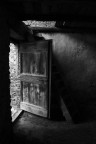 Foto scattata in una vecchia cascina nella Valtellina
mi ha colpito molto il gioco di luci...
dati di scatto:
1/50
iso 400
f3,5