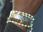 un altra particolare di questa donna ke mi ha colpito i colori del bracciale mi f capire ke la sua nazionalit molto provabilmente  africana (burkina) ed in un paese dove la maggior parte del popolo  musulmana mentre il resto della popolazione  dedita a vari culti animisti Lei  cristaina