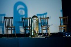 prima dell'inizio dello spettacolo le luci iniziano ad accendersi e la magia del teatro pu avere inizio...