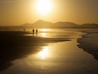 Il primo contatto con l'oceano in quel di Lanzarote  avvenuto sulla selvaggia spiaggia di Famara, nella parte nord-occidentale dell'isola (http://g.co/maps/z2vdj).
La spiaggia  lunghissima e molto ampia e degrada dolcemente verso il mare, risentendo cos in maniera notevole delle variazioni della marea.
L'affollamento  minimo, anche nei giorni festivi (come in questo caso) e il bagno  reso divertente dalle onde.

GH2 + Lumix 100-300