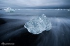 Al crepuscolo, un blocco di ghiaccio millenario affronta la sua ultima notte tra le gelide onde dell'oceano