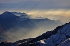 Canon 50d + 24-105 L IS USM + filtro polarizzatore
55 mm, 1/400, f8.0, iso 400
____________________________________________________

Alcuni paesaggi dalla vetta della Grigna settentrionale (prealpi lecchesi).
Partenza con un tempo grigio e non molto promettente, ma, dopo pi di 1600 m di dislivello, qualche raggio di sole ha bucato le nuvole e la fatica della salita in vetta  stata ampiamente ripagata!

un saluto a tutti, Gio