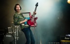 nikon d3100 - tamron 70-200 2.8
190 mm f2.8 1/400 200 iso 
@hellfest 2011

Paul gilbert with mr. big :D