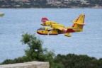 Durante un incendio il Canadair si riforniva dal mare  proprio sotto di me, peccato per il lampione ma era impossibile evitarlo.