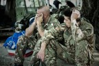 Spero di esser riuscita a catturare la nostra noia quando aspettiamo l'imbarco sull'aereo. Ridiamo e scherziamo,ma noi vogliamo volare!
Ho lasciato posto alla borsa blu per descrivere chi siamo grazie alla scritta stampata sopra.
Con photoshop ho creato l'alone di ombra ai lati.