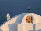 E' un tramonto a Oia sull'isola di Santorini questa estate