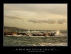 Il mare impetuoso al tramonto