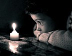 La luce di una candela ha un effetto ipnotico sui bambini.