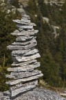 Siamo in Svizzera tra il Canton Grigione e Canton Ticino nel mezzo di un percorso che inizia da un paesino chiamato Giova e termina in un grande e affascinante rifugio detto Capanna Brogoldon. Il soggetto della foto  solo un piccolo particolare che sta poco prima di intravedere la capanna da lontano. Siccome ho utilizzato un zoom non si vede, ma queste rocce non sono pi alte di uno sgabello.   Obiettivo:EF28-135mm f/3.5-5.6 IS USM  Focale:100mm
 ISO:100  Apertura:f5.6  Tempo:1/640sec.