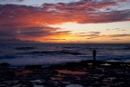 ...all'ombra dell'ultimo sole...non si  assopito il pescatore,anzi, si  dato da fare diventando il protagonista di questo scatto, fatto a Carr, nel sud della Francia, il 02/01/2012. Non amo il mare, e i tramonti sono scontati, ma credetemi, questo penso che sia il pi bello che io abbia mai visto. Peccato non si possa trasmettere l'odore di mare che si respirava e soprattutto il vento forte che soffiava.... grazie a tutti colore che guarderanno la mia foto.
dati scatto:
ISO 100
mm 31
f7/1
sec 1/4