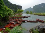 Barche senza clienti in una piovosa giornata a Tam Coc, Vietnam
f/2,8
1/80s
ISO 80
Panasonic fz38
Mano libera