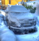 La macchina della mia fidanzata dopo una notte di neve (il giorno prima era pulita)