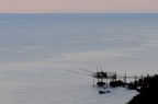 il ponte verso l'infinito... il mare vuoto verso sera... e il trabocco che si spinge al largo...