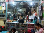 Modello Fujifilm Finepix S200EXR 
Valore di velocit otturatore 1/15 s 
Valore di apertura f/2.8 
Sensibilit ISO 400 
Lunghezza focale 7mm 
mano libera 

Mercato coperto di Siem Reap - Cambogia
Suggerimenti e critiche sempre ben accetti