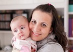 Nuovamente Laura.
Questa foto mi piace in modo particolare.
L'espressione neutra e disinteressata (naturale) di Laura vicino a quella della mamma che spera in una bella foto da mettere nell'album...e per quanto mi riguarda ci finir! :)

Commenti, suggerimenti e critiche sono sempre ben accetti!
Grazie.