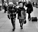 Camminando per Bruxelles, mi ha colpito l'abbigliamento complementare a quadri della coppia di anziani! 

Lunghezza 40mm
Diaframma: f/4.5
tempo: 1/80
ISO: 400