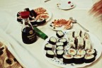 First time sushi homemade. Vorrei sapere che ne pensate. Ovviamente della foto =) Scattata con Sony Cybershoot. Forse ho esagerato un p troppo con la pp -troppo rumore- ma si accettano qualunque tipo di suggerimenti vogliate donare per aiutarmi a migliorare maf e compo. Thanks compagni, buonanotte
