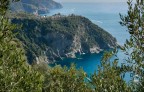 Sullo sfondo, in cima al promontorio roccioso a picco sul mare, il piccolo e caratteristico paese di Corniglia(SP).