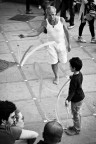 L'interazione tra questi due soggetti mi ha subito colpito. 
Ho avuto come la sensazione che l'anziano stesse insegnando al ragazzino come giocare anche con oggetti semplici