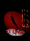 ombra di un'acrobata proiettata sul telone del circo