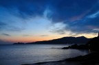 Tramonto al mare in fase di inizio ora blu