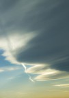 Lentamente, 
con un fresco soffio sulle nuvole,
Eolo liscia l'azzurro
per scostare le coperte
che oscurano il cielo fresco.
Come adoro vivere la felicit lass!