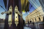 ....riflesso in una vetrina del Caff Gambrinus a Napoli