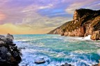 Ho passato qualche ora di un Venerd pomeriggio in questo bellissimo posto chiamato Portovenere, in Liguria.
Assieme al mio ragazzo ho potuto ammirare la forza delle onde infrangersi sugli scogli, uno spettacolo davvero meraviglioso, sopratutto per una passeggiata romantica come la volevamo.
Grazie alla post produzione ho anche potuto ravvivare i colori ed il risultato finale  quello di un quadro in cui tutti noi vorremmo essere per almeno un giorno