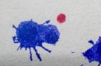 scatto macro di alcuni punti fatti dal mio piccolo bimbo con un pennarello alle sue prime prove di scrittura