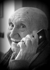 la qualit non  delle migliori la foto  piena di rumore ma il mio nonno nino con iphone  grandioso.....scattata a pasqua in casa..