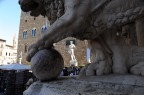 attraverso una cornice