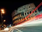 scatto di 3 anni farischiando la vita sdraiato sotto il semaforo all'ora di punta