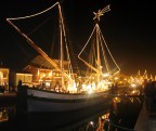 a Cesenatico (la patria del grande Pantani) ogni natale viene allestito il presepe sulle barche storiche parcheggiate sul canale di notte l'atmosfera si fa magica. montaggio della barca grande