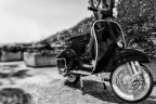 Vi posto chiedendovi qualche consiglio perch nel momento in cui ho deciso di scattare questa foto lo pensata in bianco e nero.
Non so come buttarla gi , ma lo pensata bene ? Nel senso riesco a dare quella nota di nostalgia pensando a una vespa...

Modello fotocamera: Canon EOS 5D Mark III
Velocit otturatore: 1/250sec
Apertura: f/4.5
ISO: 100
Lunghezza focale: 30mm
Informazioni lente: Sigma DG Hsm IF 24-70mm F 2.8
