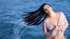 ritratto di Marta che fa il bagno e scuote i capelli